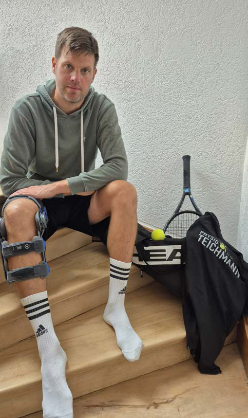 Kreuzbandriss ohne OP: Martin Teichmann mit Knieorthese und Tennisschläger